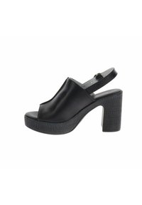 Sandale à bride arrière noire à bout ouvert avec talon bloc texturé et plateforme, dessus lisse couvrant le cou-de-pied, bride arrière réglable avec boucle.