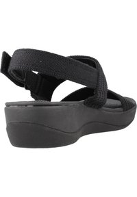 Zwarte wedge sandalen met stoffen banden en textuur op de oppervlakken. Beschikt over een gevoerd voetbed en een geprofileerde zool voor extra comfort.
