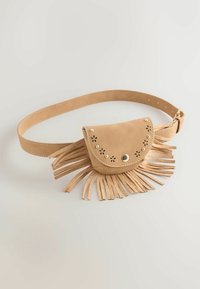 Sac banane en cuir camel avec détails en franges, découpes florales, clous dorés et fermeture bouton-pression sur fond uni.