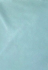 Texture de cuir bleu clair avec un grain naturel et des plis subtils, montrant une surface lisse et légèrement brillante.