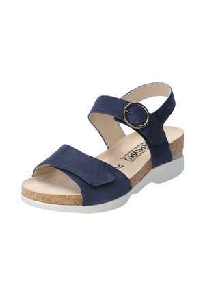 Sandale en daim bleu marine avec bride ajustable à la cheville, boucle métallique ronde, semelle intérieure en liège et semelle blanche, présentée sur fond blanc.