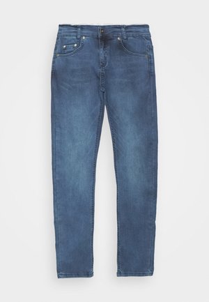 Jeans en denim d'un bleu moyen, présentant une coupe droite, cinq poches et des accents de couture. Texture lisse, coupe classique.