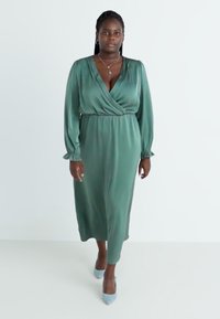 Vero Moda Curve VMCMARY ANKEL DRESS - Robe longue - dark forest