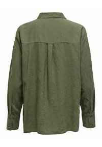 Chemise olive verte à manches longues en tissu doux. Dotée d'un col à boutons et de poignets, avec un empiècement au dos et un détail de pli.