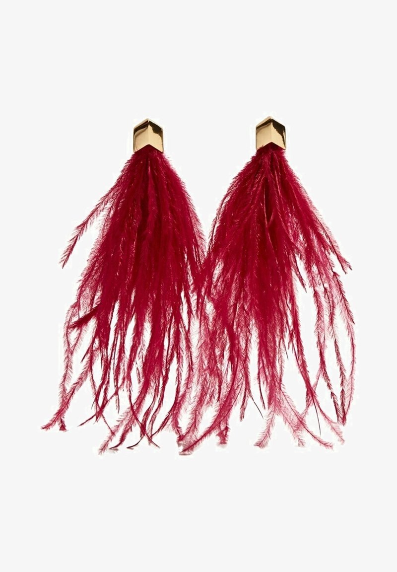 Boucles d'oreilles en acier doré avec des pampilles en plumes rouges profondes longues et fluides, s'étendant vers le bas dans un design dramatique et aérien.
