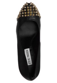 Scarpa piatta nera con punta affusolata, decorata con borchie dorate nella parte anteriore. Materiale in pelle con una texture liscia e un'etichetta interna di marca.