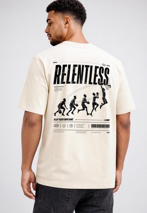 Neverless, HERREN T-SHIRT - SPORTS DESIGN RELENTLESS- OVERSIZED RELAXED FIT - T-Shirt print - hell-beige