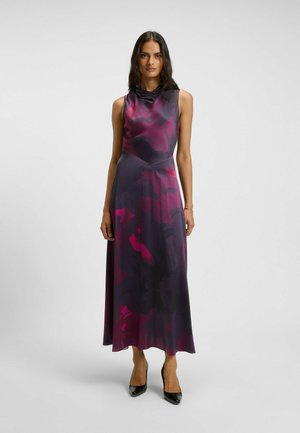 Satin midi-klänning i mörk lila med abstrakta rosa mönster, med en cowl-halsringning och en rak silhuett. Matchad med svarta klackar.