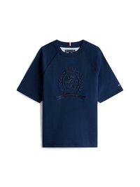 Tricou de culoare bleu marin, cu mânecă scurtă și guler rotund, având un emblema texturată cu un stindard și un mic logo pe mânecă.
