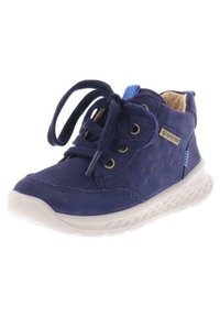Blaue Wildleder-Hochschnitt-Sneaker mit runder Spitze, weißer Gummisohle und Ösen. Verfügt über ein GORE-TEX-Label und perforierte Details an den Seiten.