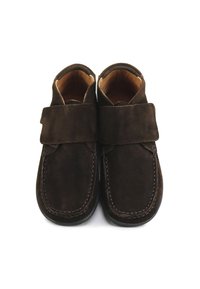 Zapatos de ante marrón con puntera redondeada, que cuentan con una prominente correa de velcro y detalles cosidos a lo largo de los bordes. Suela de goma plana.