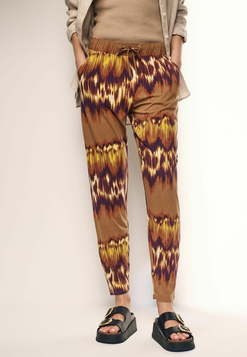 Next REGULAR FIT - Bukser - brown tie dye