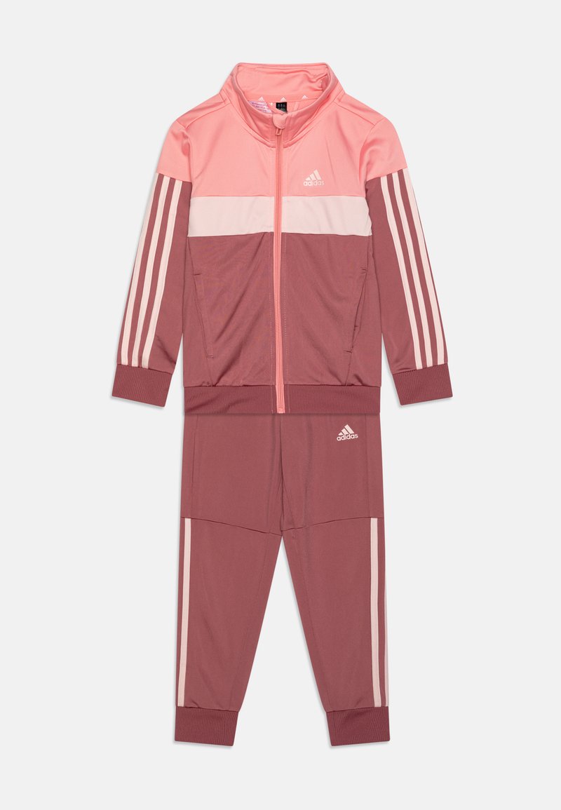 Chándal Adidas con una combinación de colores en rosa y burdeos. Presenta una chaqueta con cremallera y pantalones a juego con tres rayas en las mangas y las piernas.
