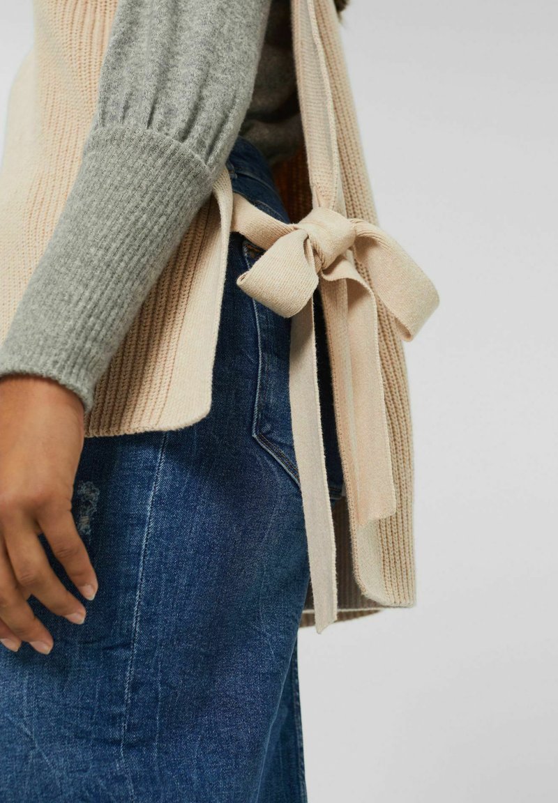Damen Strickjacken | edc by Esprit ROLLKRAGEN MIT SEITLICHEN BINDEBÄNDERN Strickpullover beige - GU03194 Damen Strickjacken | edc by Esprit ROLLKRAGEN MIT SEITLICHEN BINDEBÄNDERN Strickpullover beige - GU03194