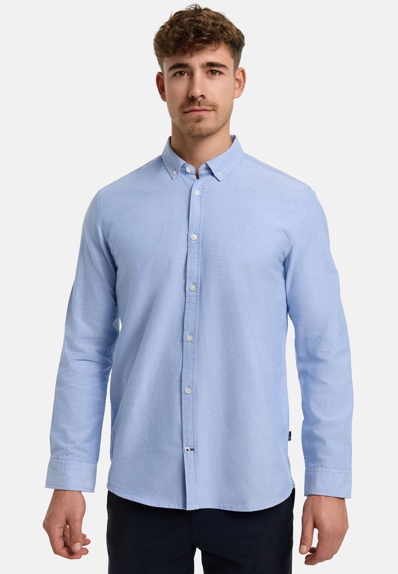 Camicia button-up azzurro chiaro con maniche lunghe, realizzata in un tessuto morbido. Presenta un piccolo logo ricamato sul lato sinistro del petto e un colletto classico.