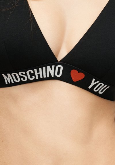 Μαύρο μπραλέ με λευκό κείμενο "MOSCHINO" και "YOU" χωρισμένα με κόκκινη καρδιά στη ζώνη κάτω από το στήθος.