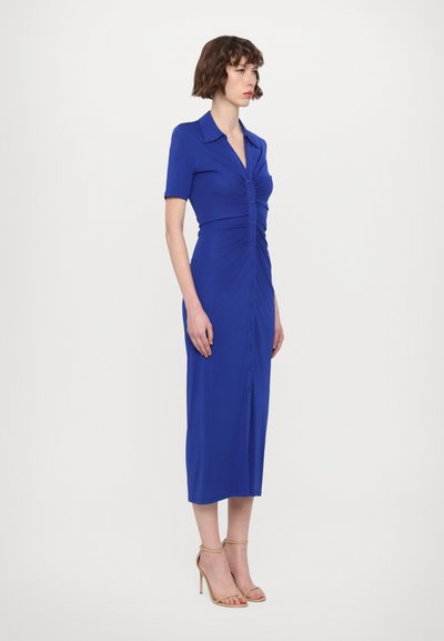 Blaues, knielanges Kleid mit kurzen Ärmeln, Knopfleiste vorne und Raffung an der Taille. Glattes Material mit figurbetontem Design.
