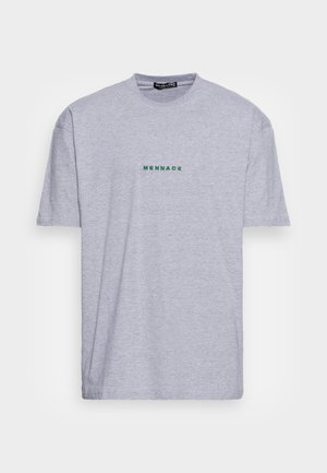 T-shirt en coton gris à manches courtes, avec un texte vert brodé "MENNACE" positionné sur la poitrine.