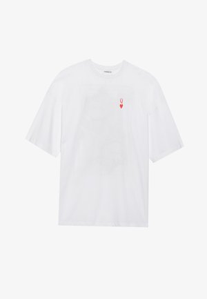 Witte katoenen t-shirt met een ronde hals en korte mouwen, voorzien van een kleine rode "Q" en hart graphic op de linkerkant van de borst.