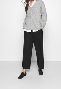 CLOSED Sweter