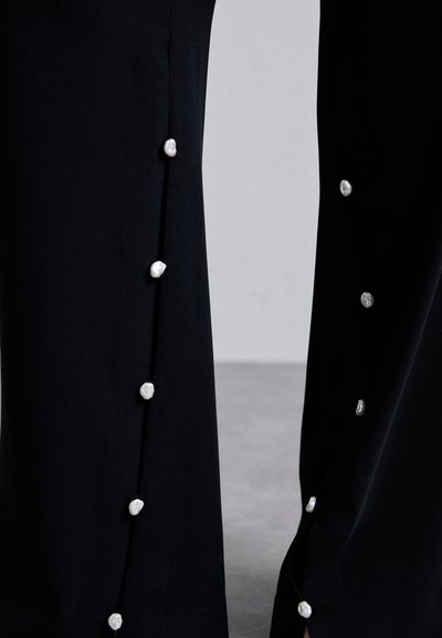 Stine Goya ISAAC CREPE - Hlače - jet black
