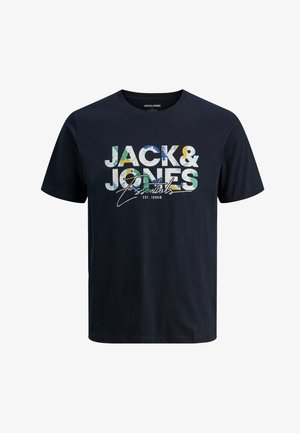 Mørkeblå bomulds-T-shirt med et flerfarvet grafisk print, der har "JACK & JONES" og "Essentials" i fed og kursiv tekst.