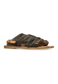 Sandalias de ante verde oscuro con un diseño de punta abierta, que presentan acentos cosidos y una correa de cuero con hebilla ajustable. Suela plana.
