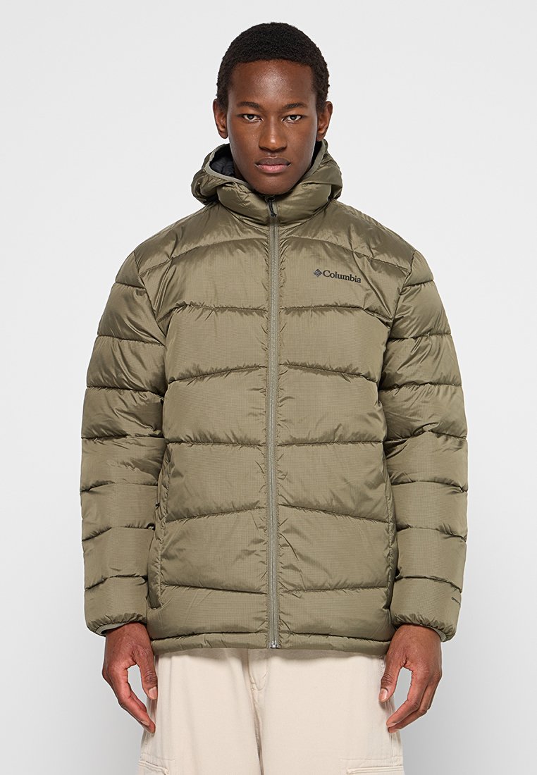 Chaqueta acolchada verde olivo con capucha, paneles acolchados horizontales, cierre frontal con cremallera y logotipo en el lado izquierdo del pecho. Tejido texturizado y resistente al agua.