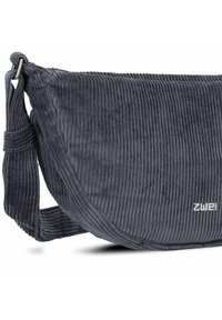 Bolso de hombro de pana gris con una superficie texturizada, que cuenta con una correa ajustable y un logo en la esquina inferior derecha.
