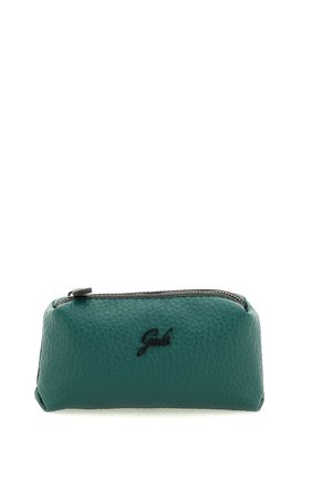 Piccola pochette in pelle verde con texture, cerniera nera e logo centrato sul davanti su sfondo bianco.