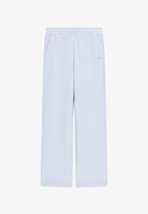 Hellblaue Sweatpants mit geradem Bein, seitlichen Taschen und elastischem Bund, mit dezentem Logo-Stick auf dem rechten Oberschenkel.