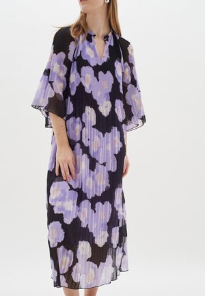 Rochie plisată violetă și neagră, cu mâneci flutură, decolteu în formă de V și modele florale în nuanțe delicate. Material ușor, cu un design fluid.