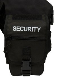 Črn messenger nahrbtnik iz trpežnega blaga, ki ima velik sprednji žep z zadrgo, varno zapiralo in napis "SECURITY" v belem tisku.