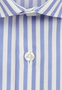 Camicia a righe blu e bianche con motivo a spina di pesce, dotata di un bottone bianco al colletto e realizzata in morbido cotone.