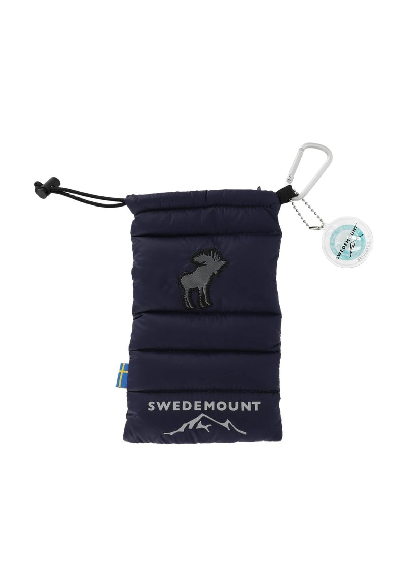 Laikku muotoiltu laivaston sininen eristetty pussi, jossa on musta hirvi-symboli ja "SWEDEMOUNT" -teksti. Mukana karabiini- ja pyöreä tagi.