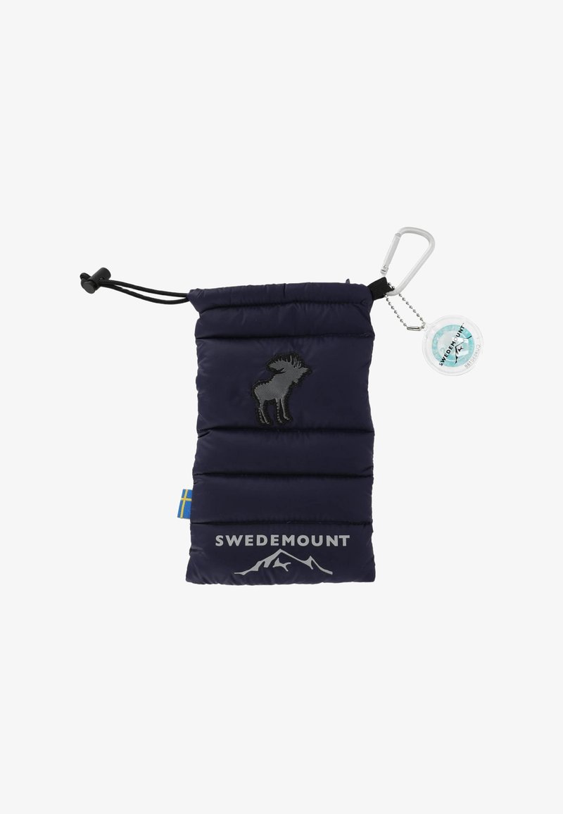 Laikku muotoiltu laivaston sininen eristetty pussi, jossa on musta hirvi-symboli ja "SWEDEMOUNT" -teksti. Mukana karabiini- ja pyöreä tagi.