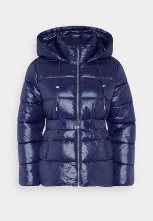 Casaco puffer azul-marinho com acabamento brilhante, capuz, fecho com zíper, cordões ajustáveis e cintura com cinto. Textura acolchoada e bolsos laterais.