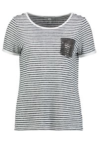 Camiseta de rayas en blanco y negro, con un bolsillo de lentejuelas. Mangas cortas, cuello redondo, textura de tela suave, corte casual.