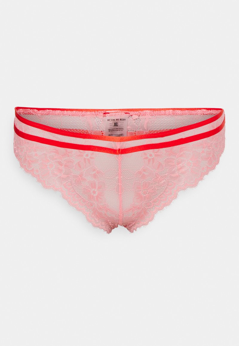 Boxer em renda rosa claro com padrão floral, apresentando duas faixas elásticas vermelhas na cintura. Textura suave e semitransparente. Tamanho XL.