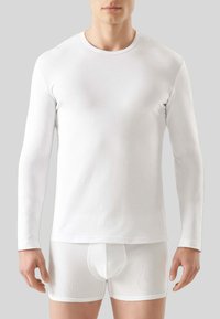 Maglietta bianca a maniche lunghe con collo rotondo e boxer bianchi, tutto in tessuto morbido e liscio, design aderente e senza motivi visibili.