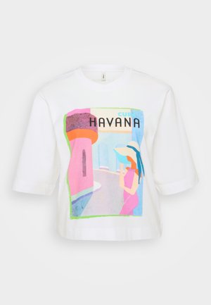 Camiseta blanca de algodón con un estampado colorido de La Habana que incluye una figura estilizada, elementos arquitectónicos y texto en negrita, ofreciendo un ajuste relajado.