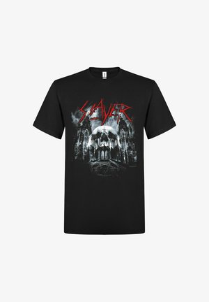 Czarna koszulka z czerwonym tekstem "Slayer", z gotyckim wzorem z czaszką, wieżami katedry i symbolem pentagramu.