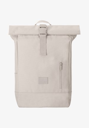 Zaino roll-top grigio chiaro realizzato in tessuto testurizzato. Presenta una tasca frontale con zip, spallacci regolabili e una patch con logo.