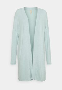 Hellblaue Strickjacke aus weichem Stoff, mit langen Ärmeln, offener Vorderseite und seitlichen Taschen. Das Design ist lässig und luftig.