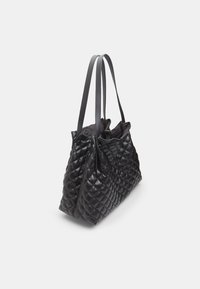 Borsa a tracolla in pelle trapuntata nera con doppio manico, caratterizzata da una texture morbida e un'ampia apertura con una chiusura sicura nella parte superiore.