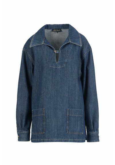 Pull bleu en denim à manches longues avec col large, ouverture en V boutonnée, poches avant cousues, et poignets boutonnés.