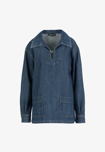 Pull bleu en denim à manches longues avec col large, ouverture en V boutonnée, poches avant cousues, et poignets boutonnés.