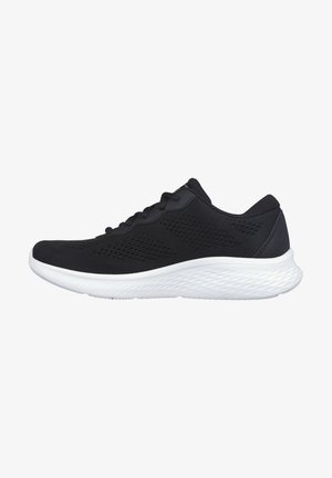 Chaussures de sport noires en maille avec un motif texturé, dotées d'une semelle blanche, d'un bout rond et de lacets plats. Design léger.