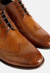 Marks & Spencer BROGUES - Stringate eleganti - tan