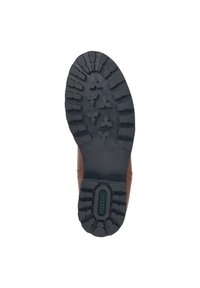 Zapato marrón con suela de goma negra texturizada que presenta un patrón de tracción multidireccional y un logo en relieve en la entresuela.